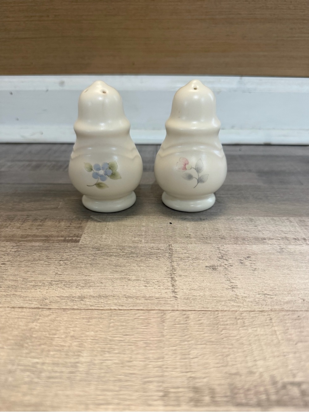Vintage Pfaltzgraff Tea Rose Salt & Pepper Shakers Floral Stoneware USA 4”